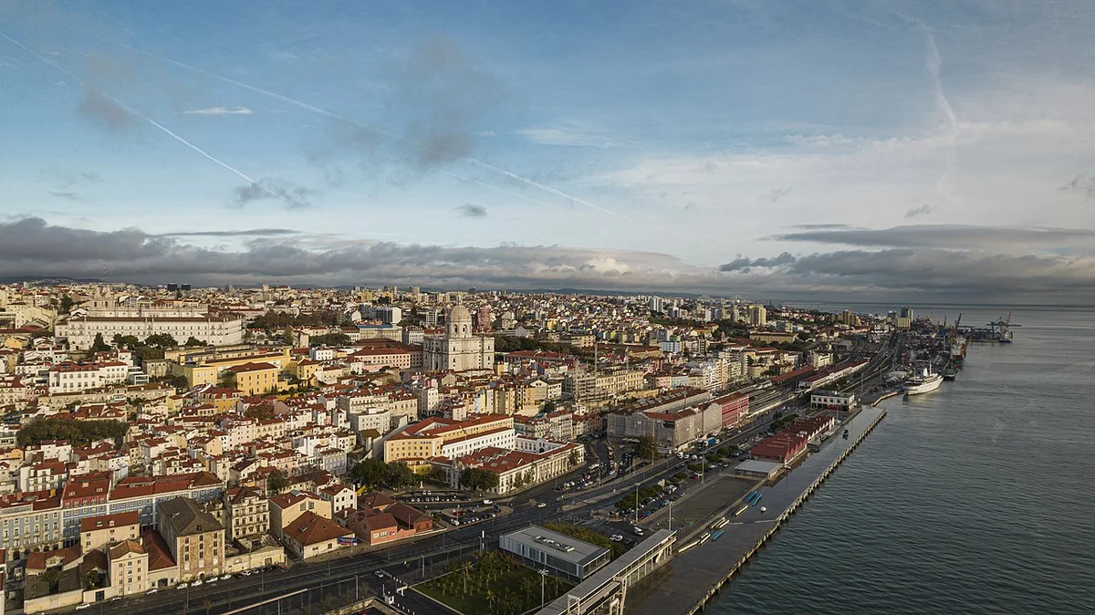 Фасад жилого дома в районе Алфама, покрытый сине-белой плиткой азулежу