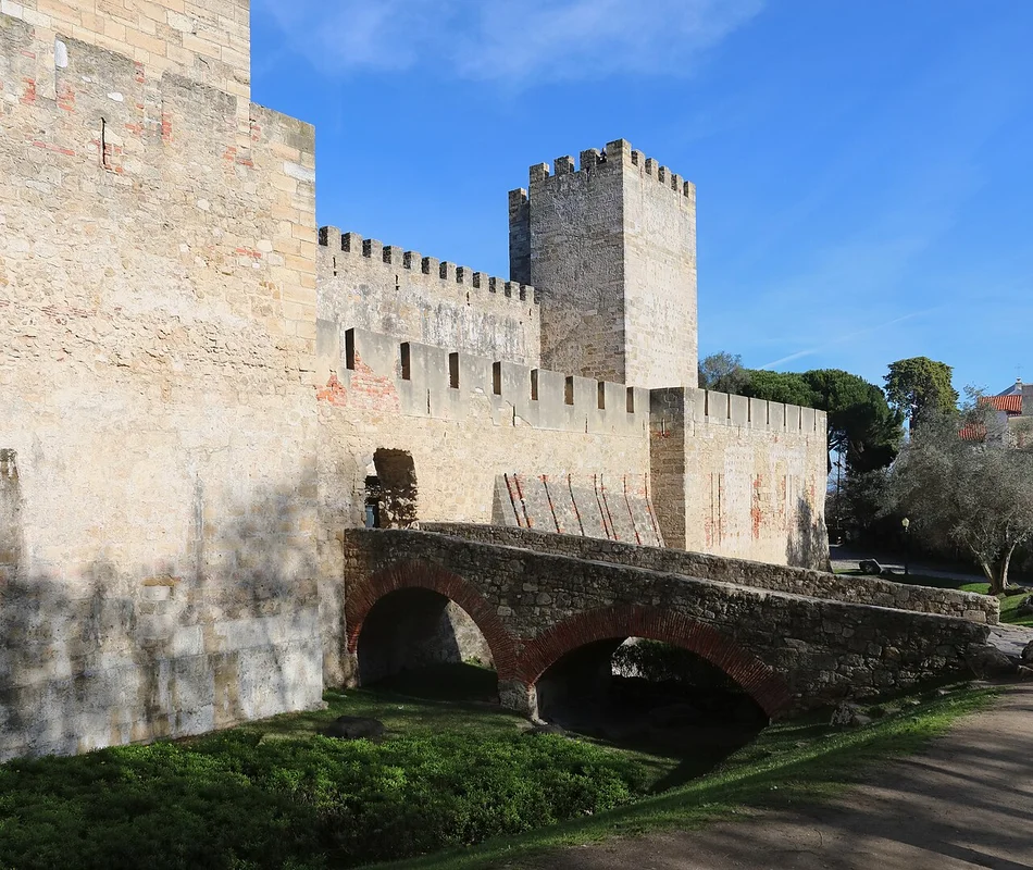 Станция метро Olaias в Лиссабоне с современными керамическими панно
