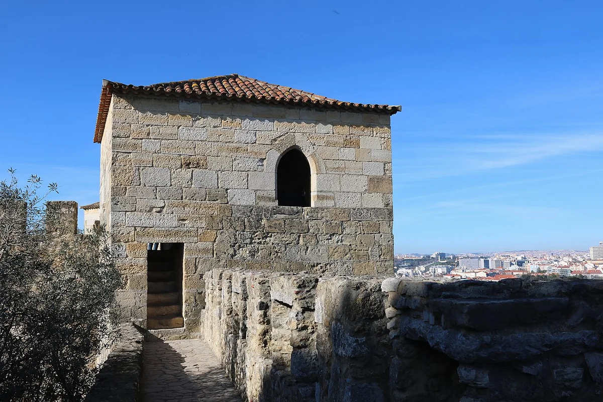 Стены и башни замка Святого Георгия на вершине холма в Лиссабоне