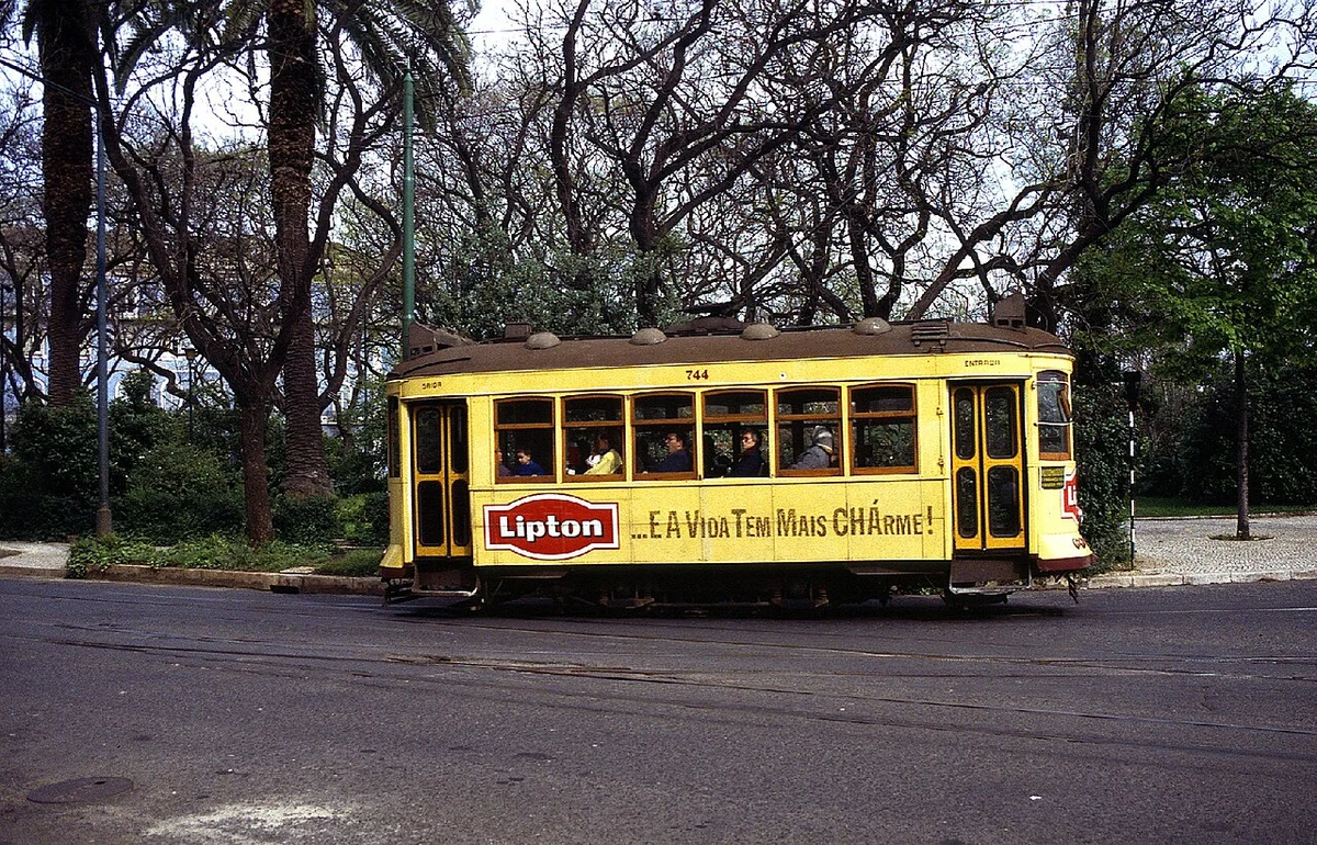 Фуд-корт внутри рынка Кампу-де-Оурике в Лиссабоне