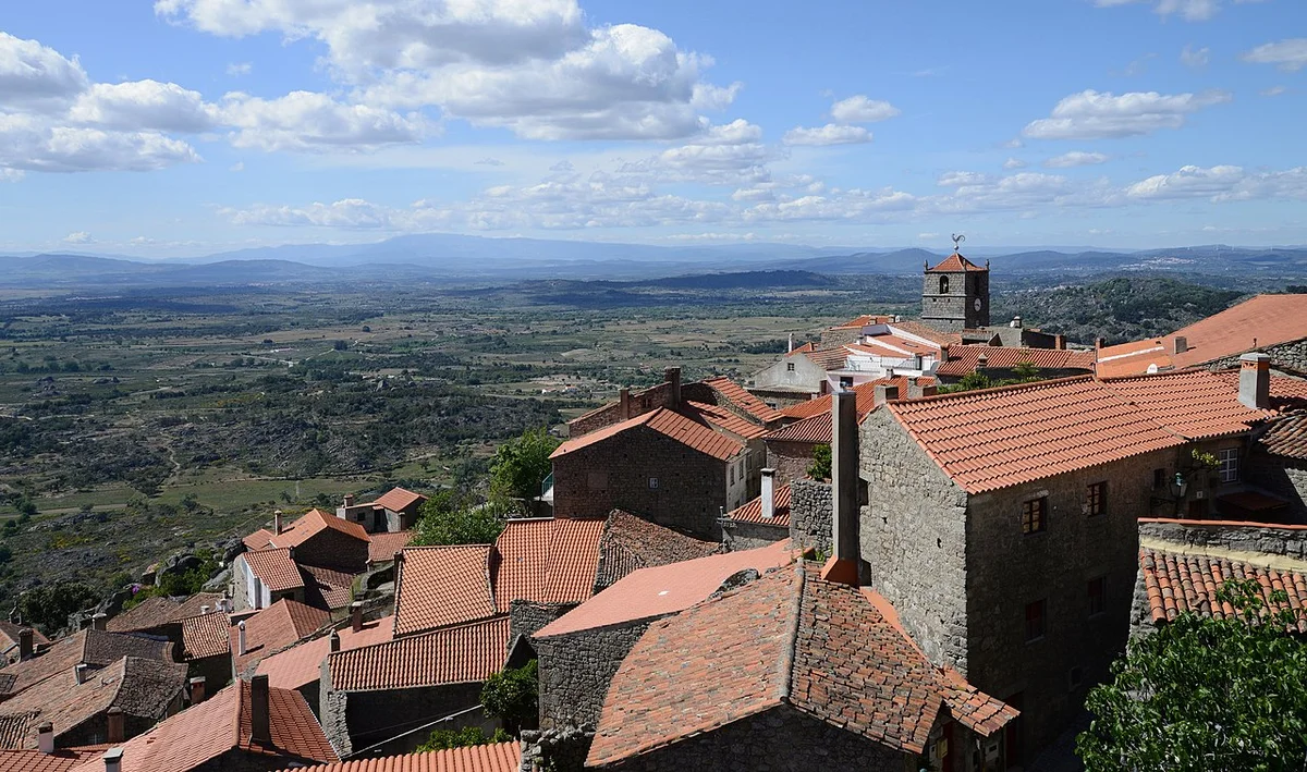 Деревня Монсанту, расположенная на скалах в Португалии