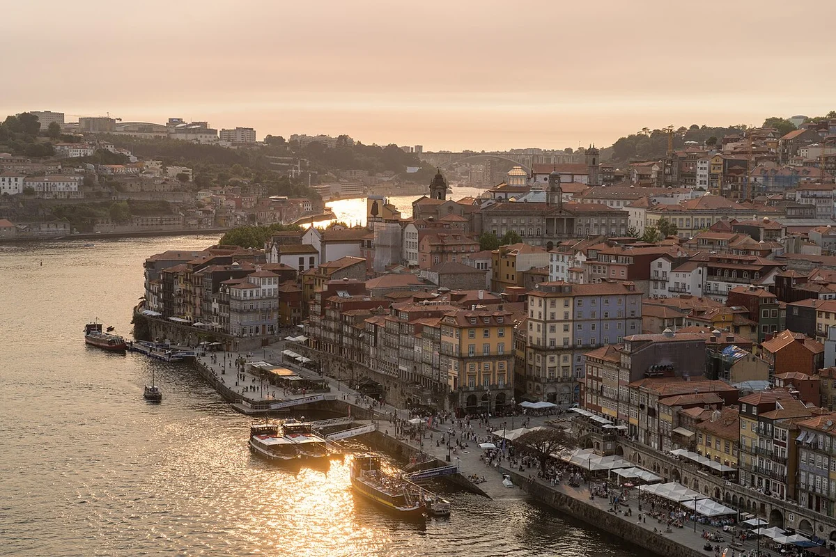 Узкие мощёные улицы средневекового района Рибейра в Порту с разноцветными домами