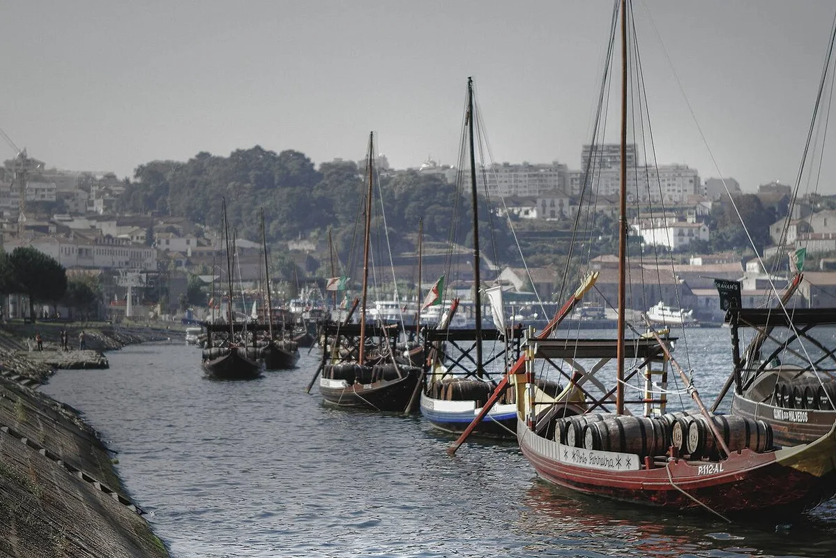 Традиционная лодка barco rabelo на реке Дору у набережной Гайи