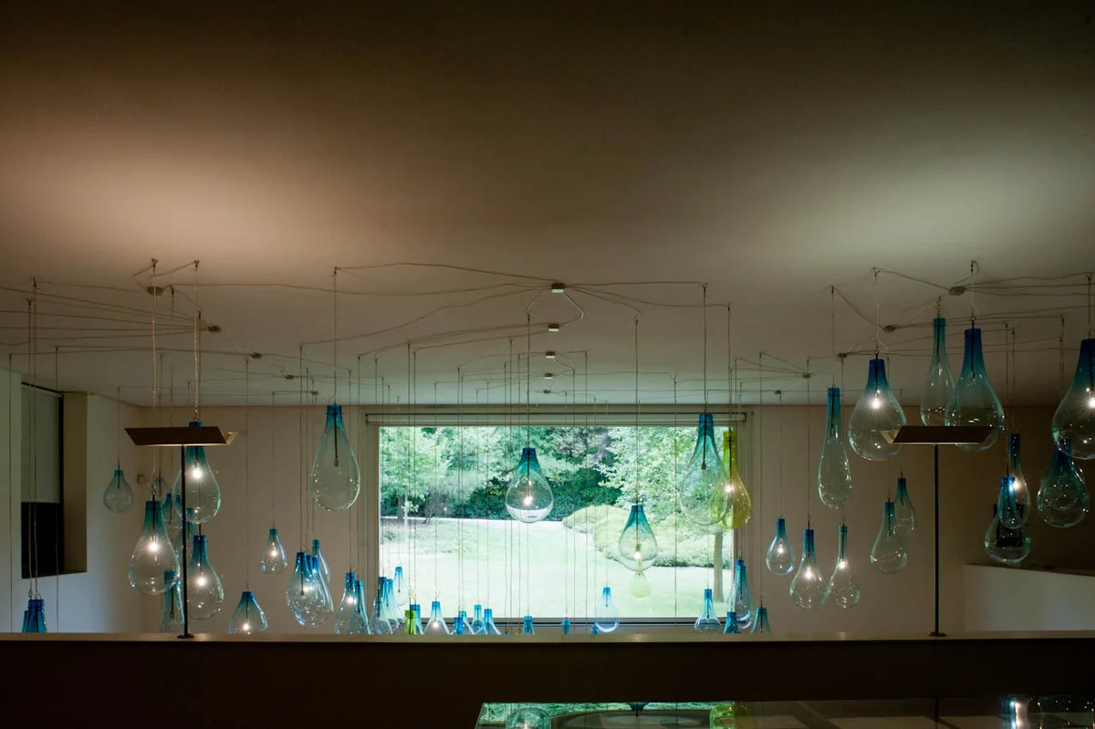 Аллея из платанов в ландшафтном парке Серральвеш с подстриженными кустами