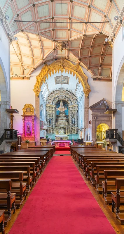 Набережная Ribeira у реки Миньо с прогуливающимися туристами на закате