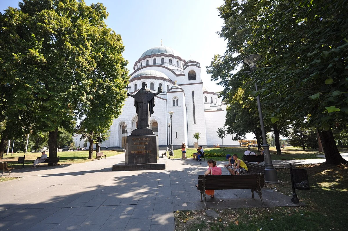 Белая мраморная церковь Св. Саввы с характерными куполами, здание конца 20 века