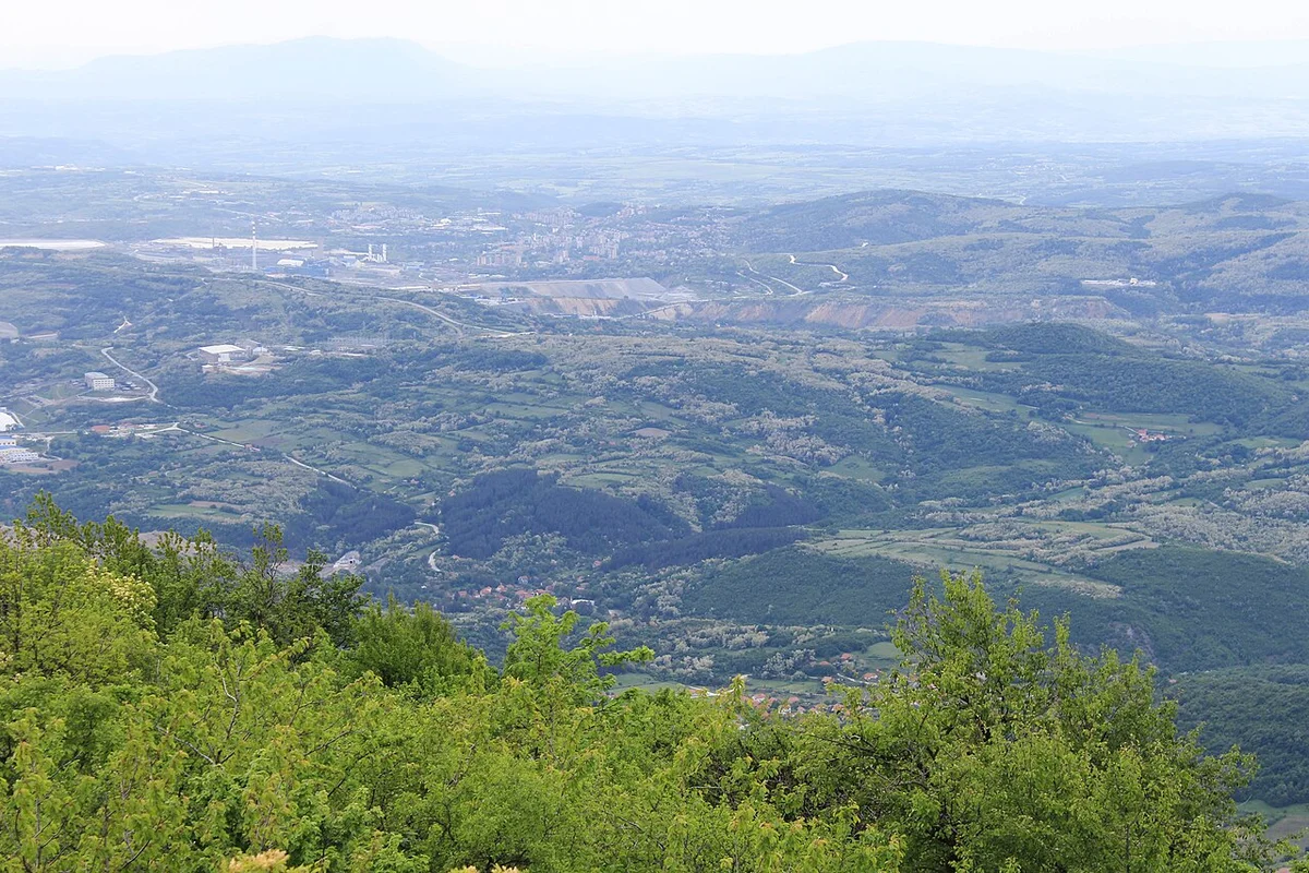 Подземный музей в медном руднике Бора — туристы в защитном оборудовании на глубине 200 метров