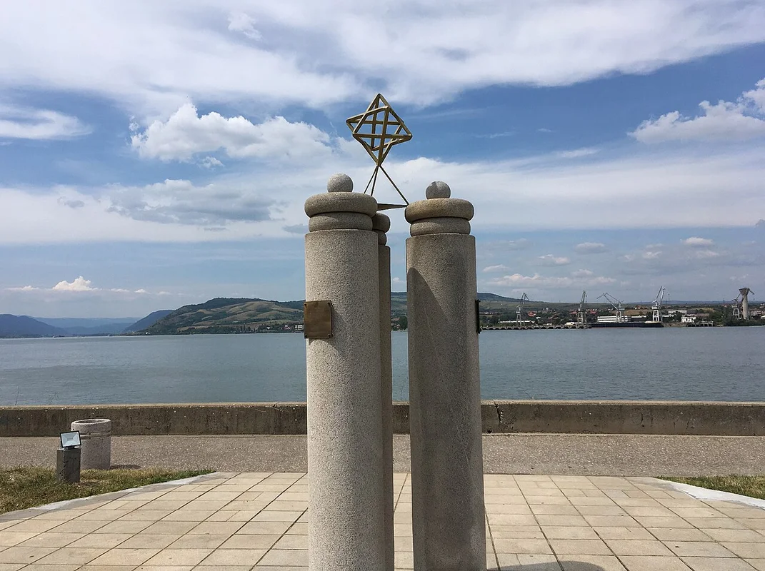 Сохранившиеся фрагменты мозаик на полу дворца Ромулианы