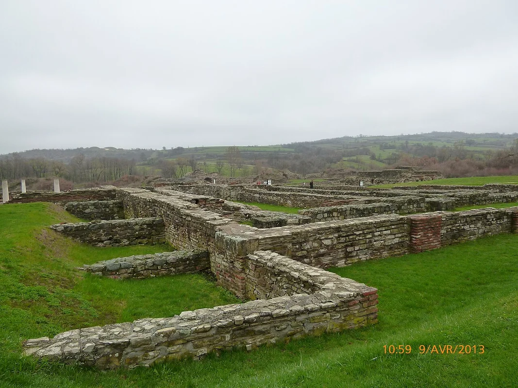 Восстановленные фрагменты оборонительной стены Ромулианы