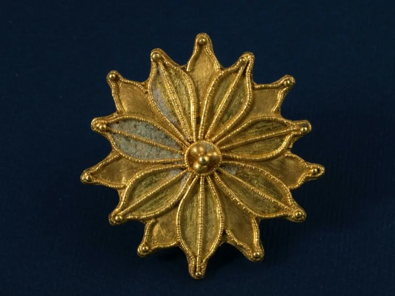 Монастир Жича з червоним куполом та цегляними стінами