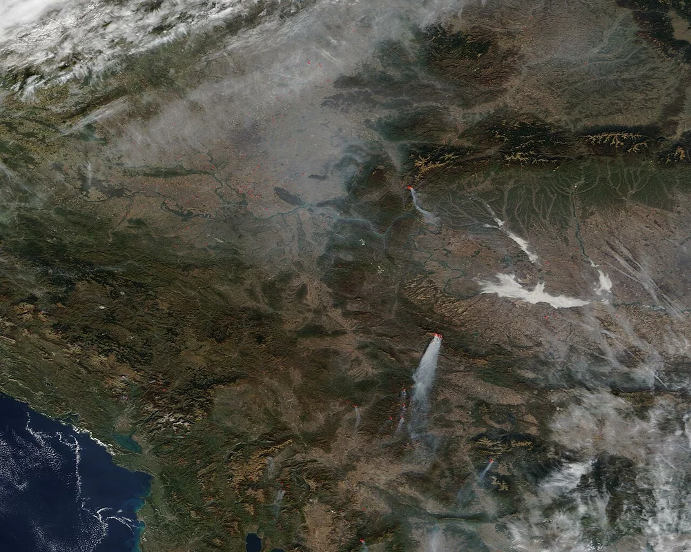 Вид на монастырь Прохор Пчиньски с церковью, встроенной в скальный выступ