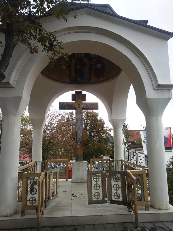 Тропа вверх по ущелью реки Топлица к монастырю