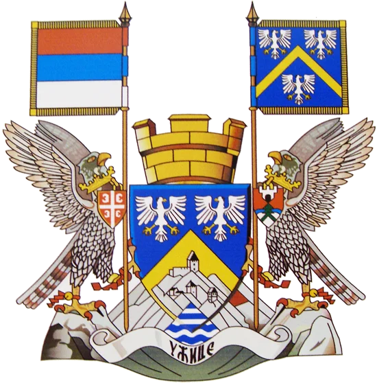 Деревянный вагон узкоколейки с открытыми окнами на маршруте Шарган восемь