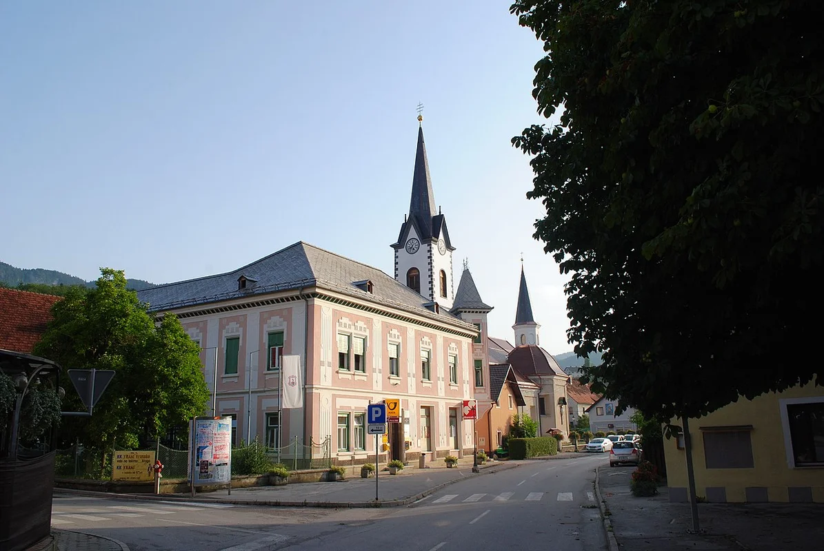 Озеро Вранско с берегом, где расположены местные рыбные рестораны