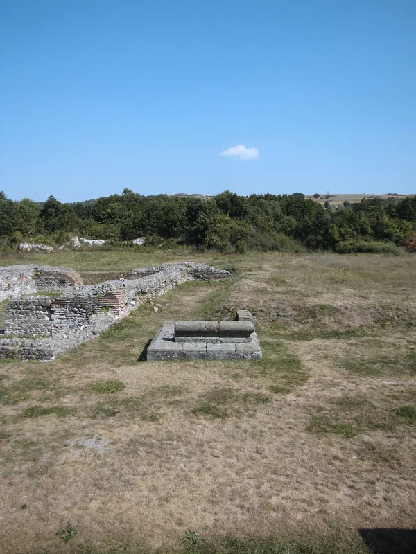 Остатки древних термов Феликс Ромулианы с видимой системой гипокауста