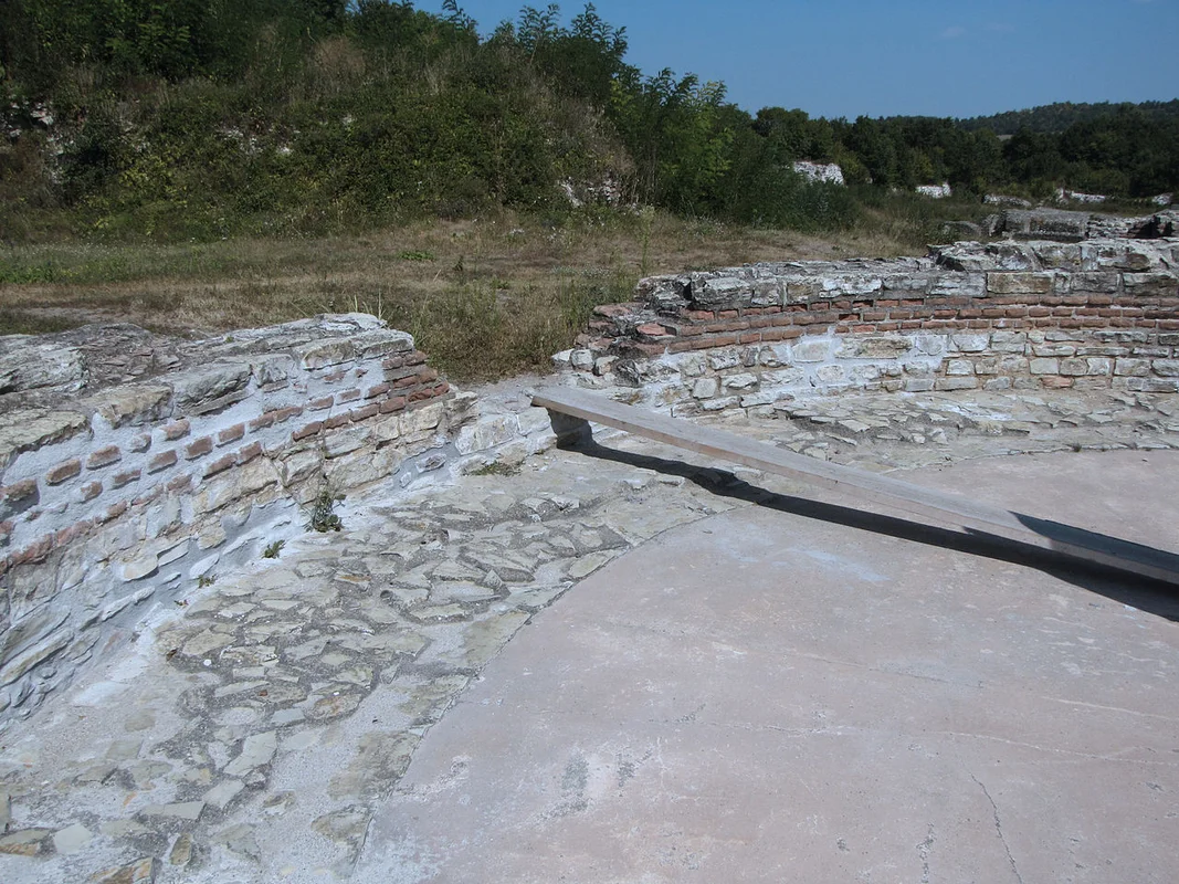 Экспонаты музея Феликс Ромулианы: фрагменты мозаик, скульптур и древней керамики