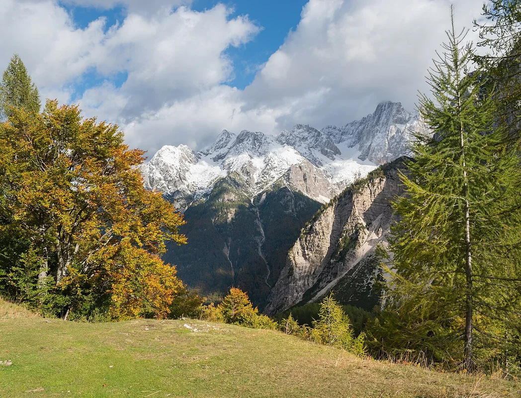 Крутые булыжные повороты серпантина на перевале Вршич