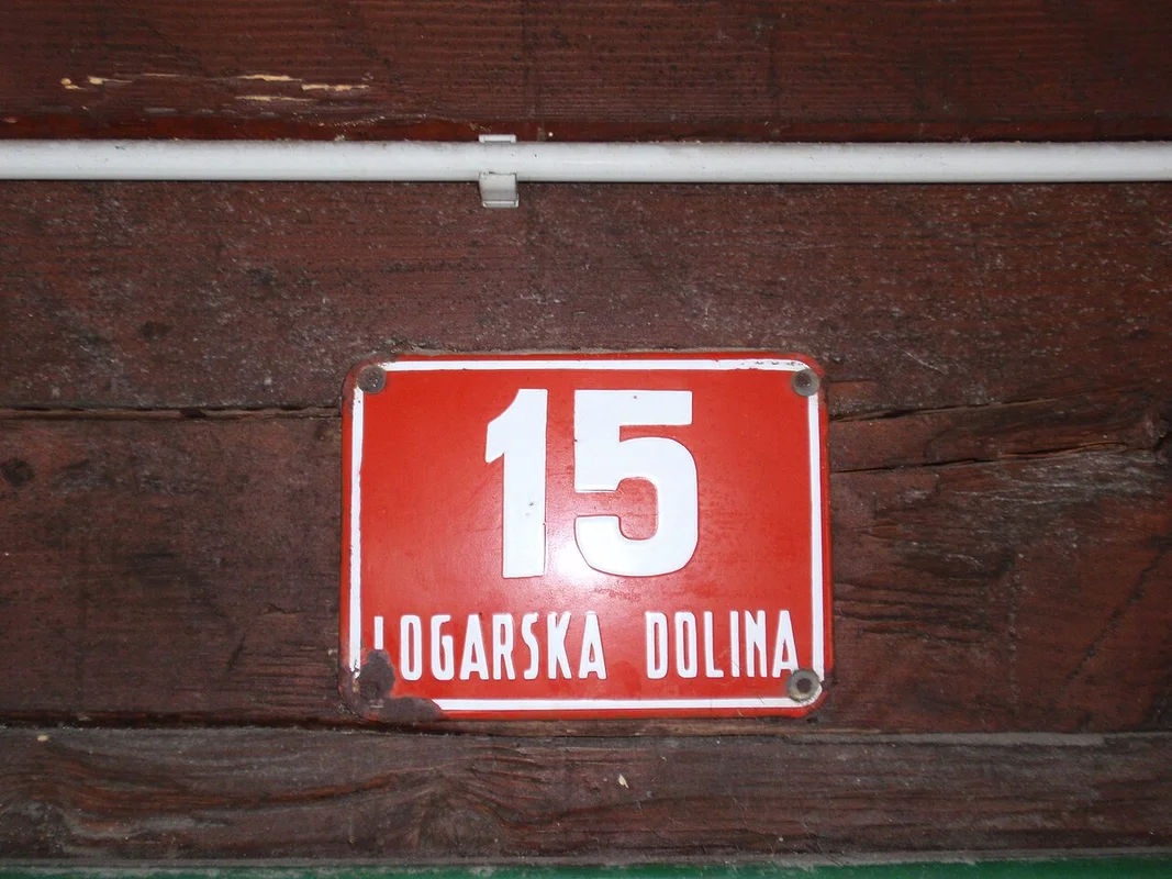 Церковь Святого Духа на лугу в Логарской долине на фоне гор