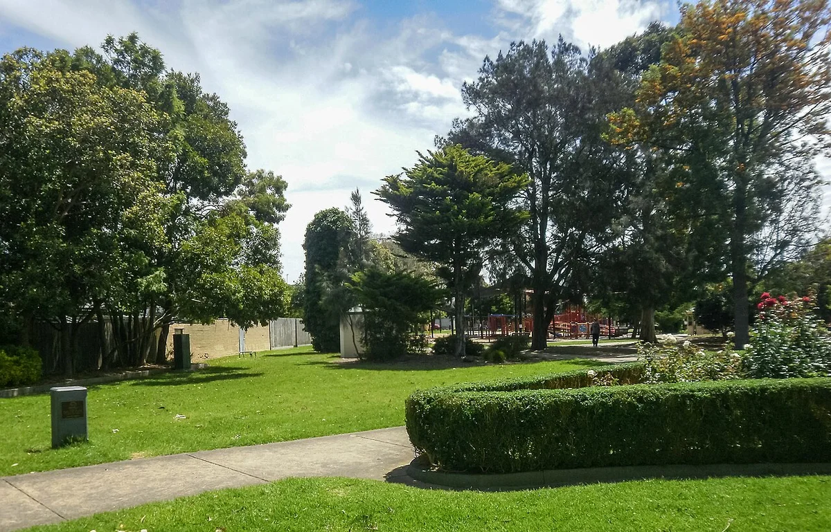 Парк Звезда в Любляне с фонтаном и каштановой аллеей