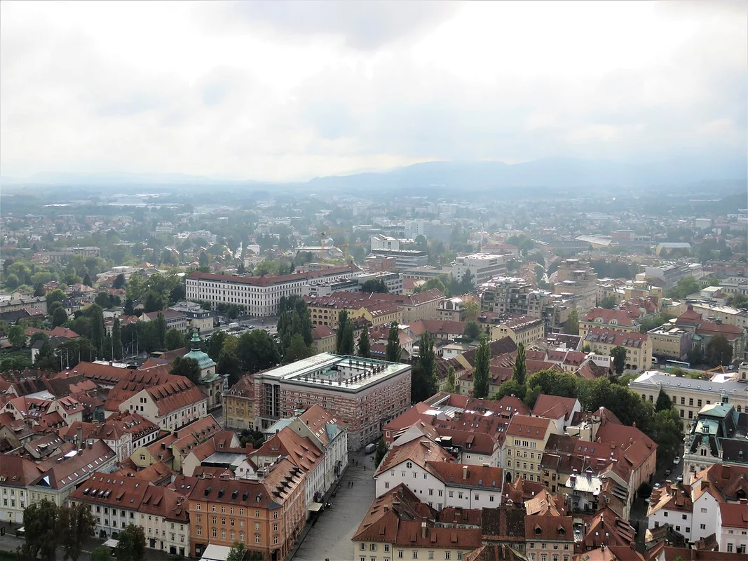 Фасад Национальной и университетской библиотеки Словении — шедевр архитектора Плечника