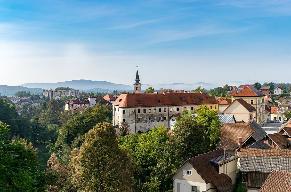 Замок Метлика — белое ренессансное здание с музеем Белой Краниа