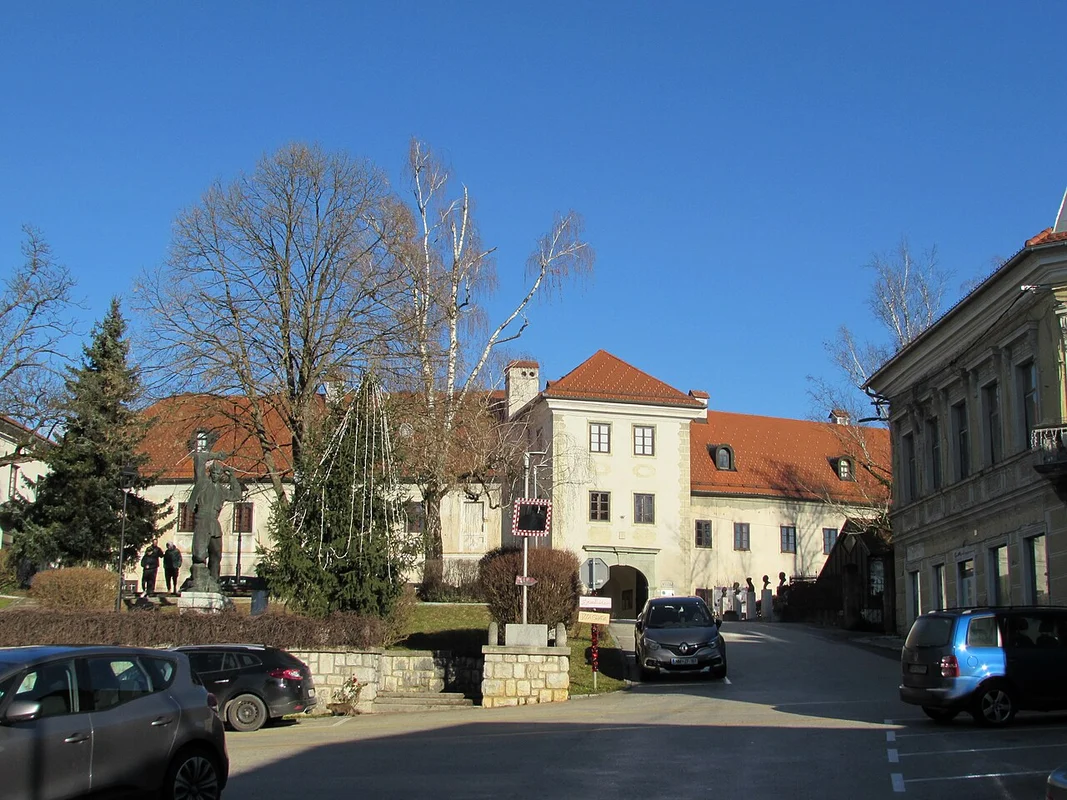 Подземное озеро изумрудного цвета в пещере Крижна яма