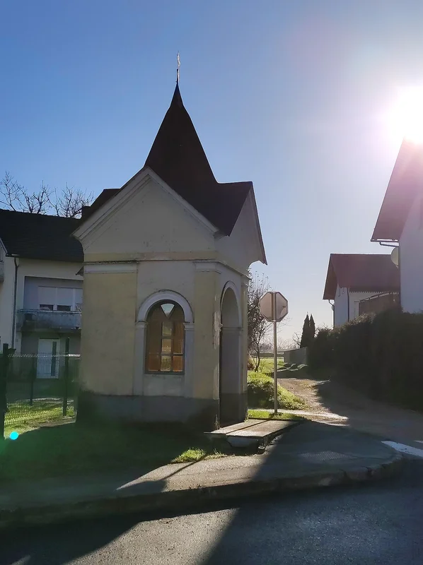 Руины замка Градац на скалистом мысе над рекой Лахиньей