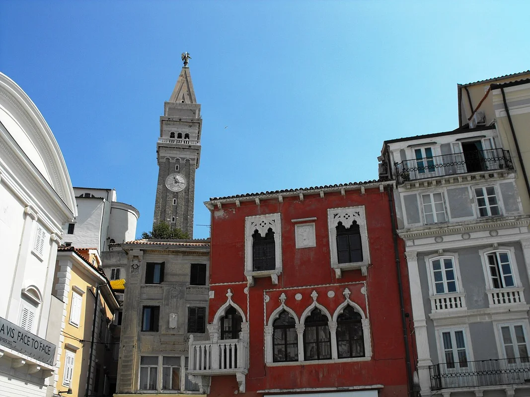 Колокольня собора Святого Георгия в Пиране с видом на Адриатику