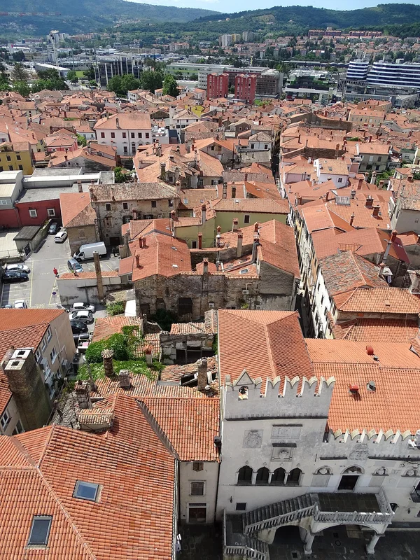 Узкие улочки Пирана с венецианской архитектурой и бельём на верёвках