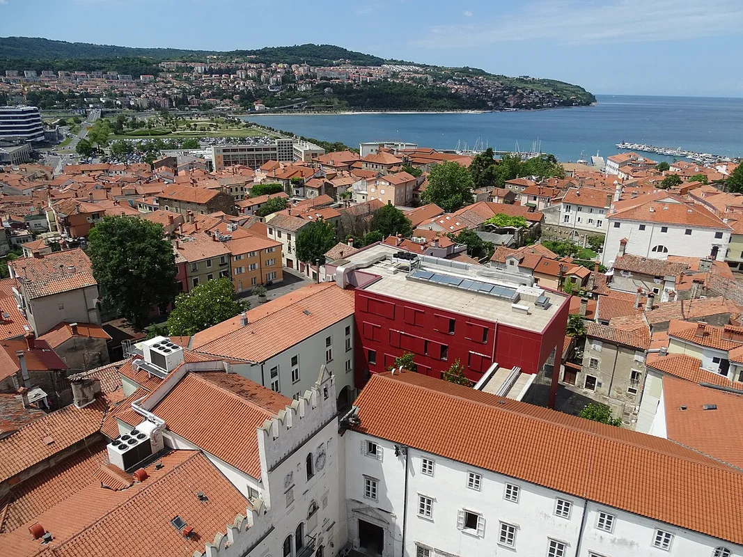 Закат на мысе Пиран у маяка, вид на Адриатическое море