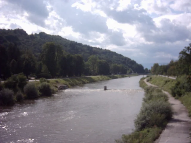 Мастер выдувает хрустальный бокал на заводе Rogaška Cristal