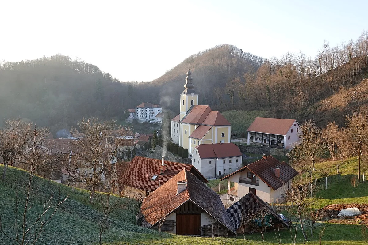 Музей под открытым небом в Рогатеце с традиционными деревянными домами