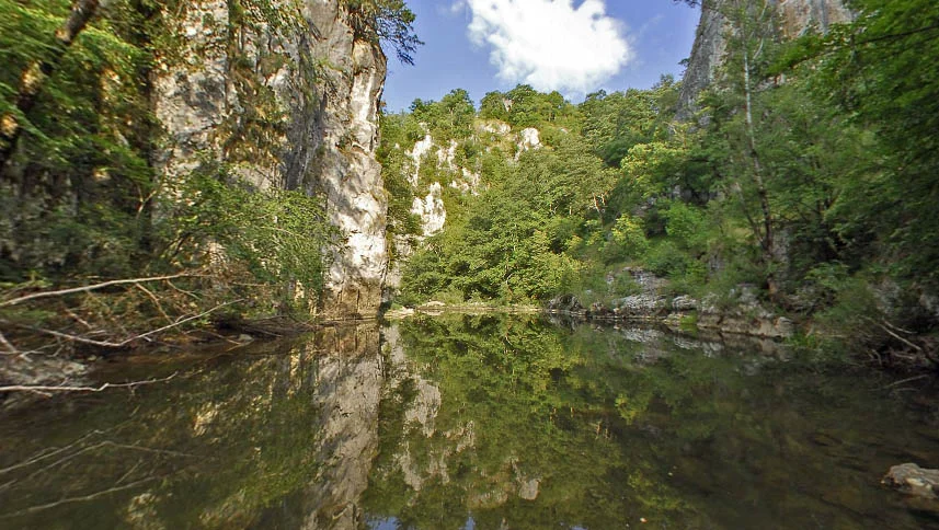 Подземный каньон с рекой Река в пещерах Шкоцьян