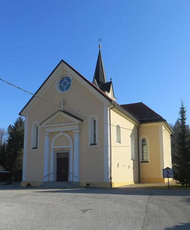 Сталактиты и сталагмиты в Тихой пещере Шкоцьяна