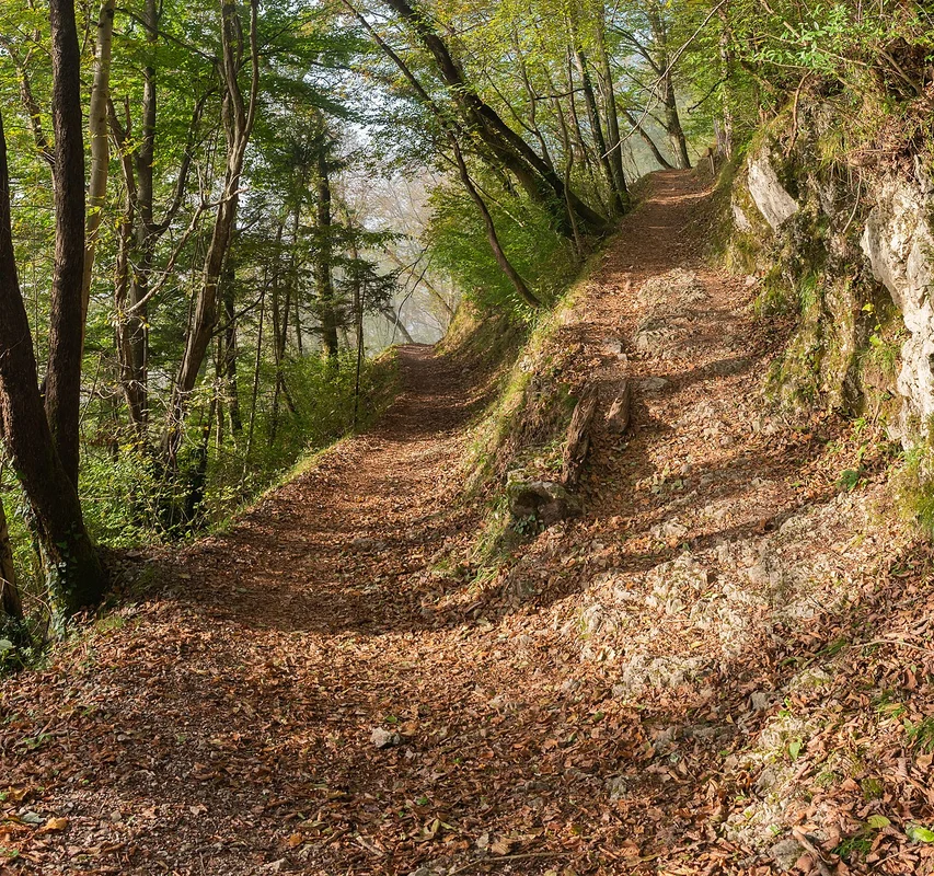 Водопад Козьяк в пещере с изумрудным бассейном у Толмина