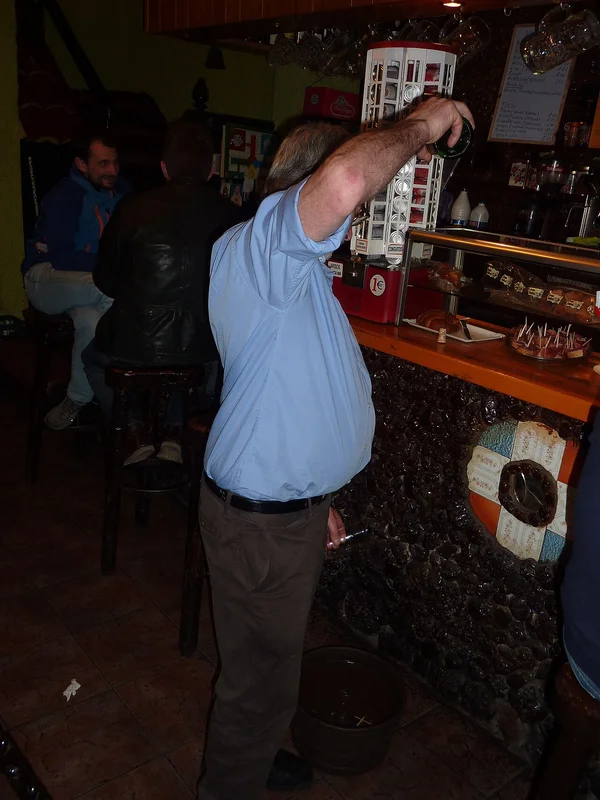 エスカンシアル：アストゥリアスのバーテンダーが手を伸ばしてシードルを注ぐ」 loading=