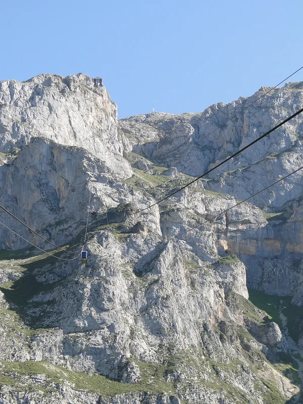 フエンテ・デのロープウェイ、ヨーロッパの尖峰たちの岩壁を背景に