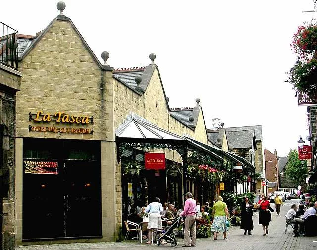 Разнообразные тапас на баре: креветки, колбаса, сыр