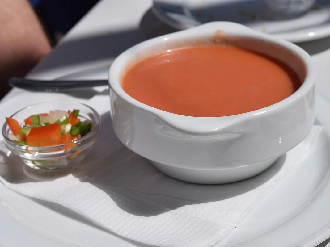 Холодный томатный суп гаспачо в керамической чаше