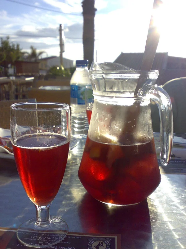 Сангрия с апельсинами и ягодами в стеклянной чаше