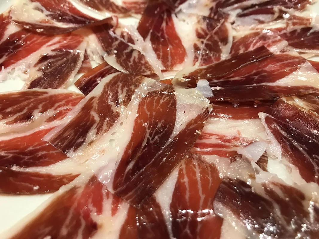 Иберийское прошутто, нарезанное тонкими ломтиками
