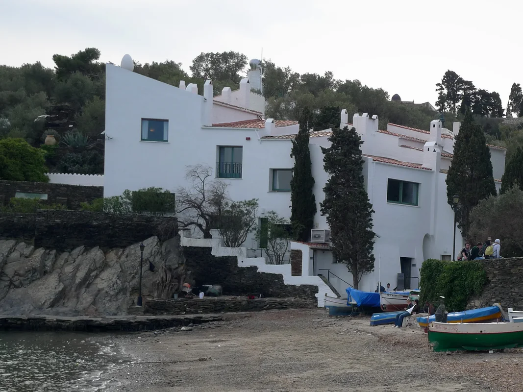 Узкие улочки Кадакеса с белыми домами и арками, типичная средиземноморская архитектура