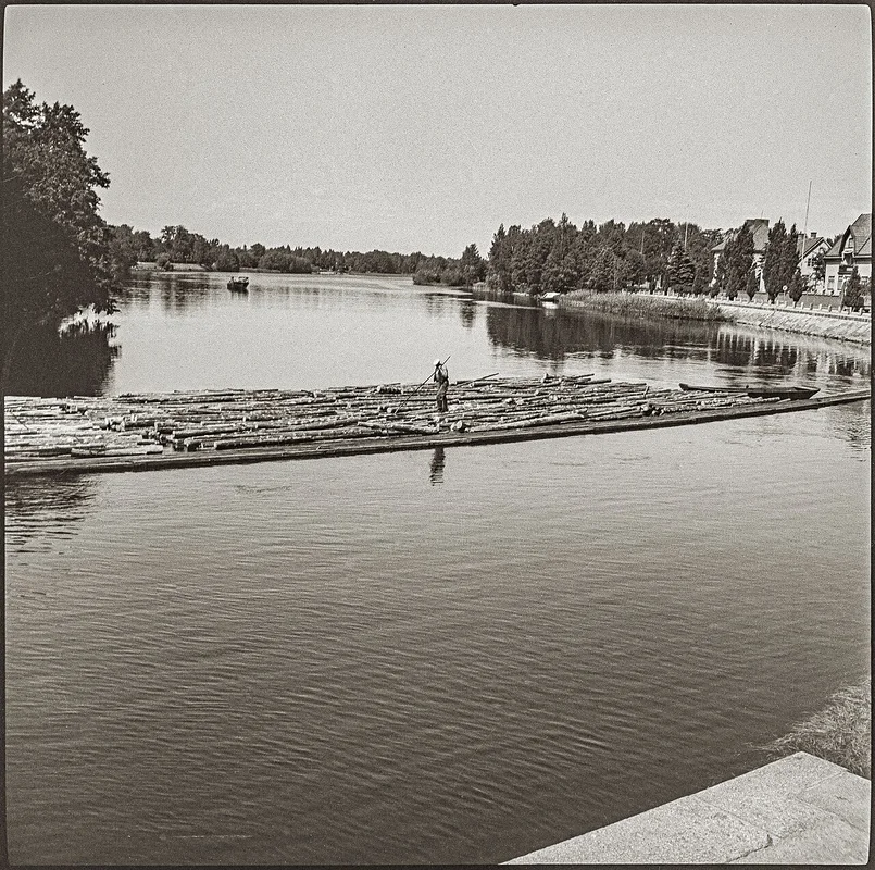 Пляж в парке Марибергсскуген на берегу озера Венерн