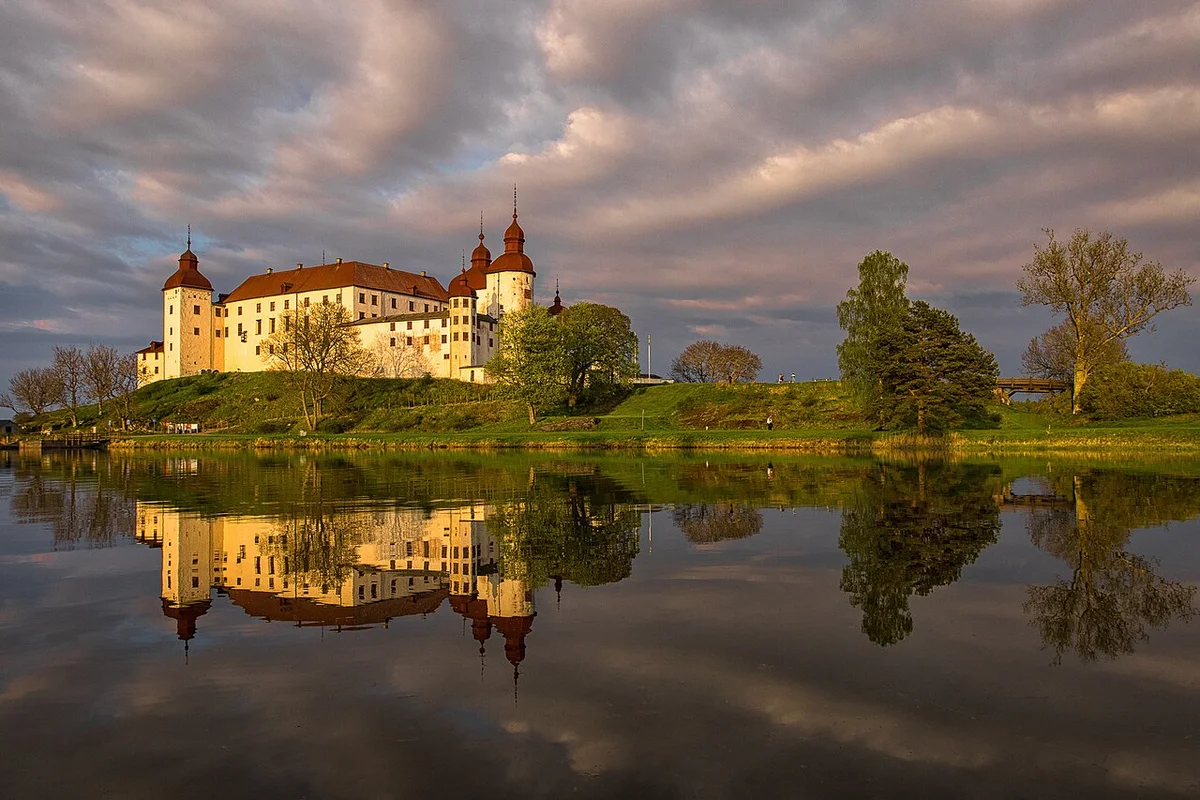 Барочный замок Леккё на южном берегу озера Венерн