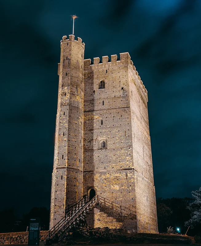 Кирпичная средневековая башня Чернан крупным планом