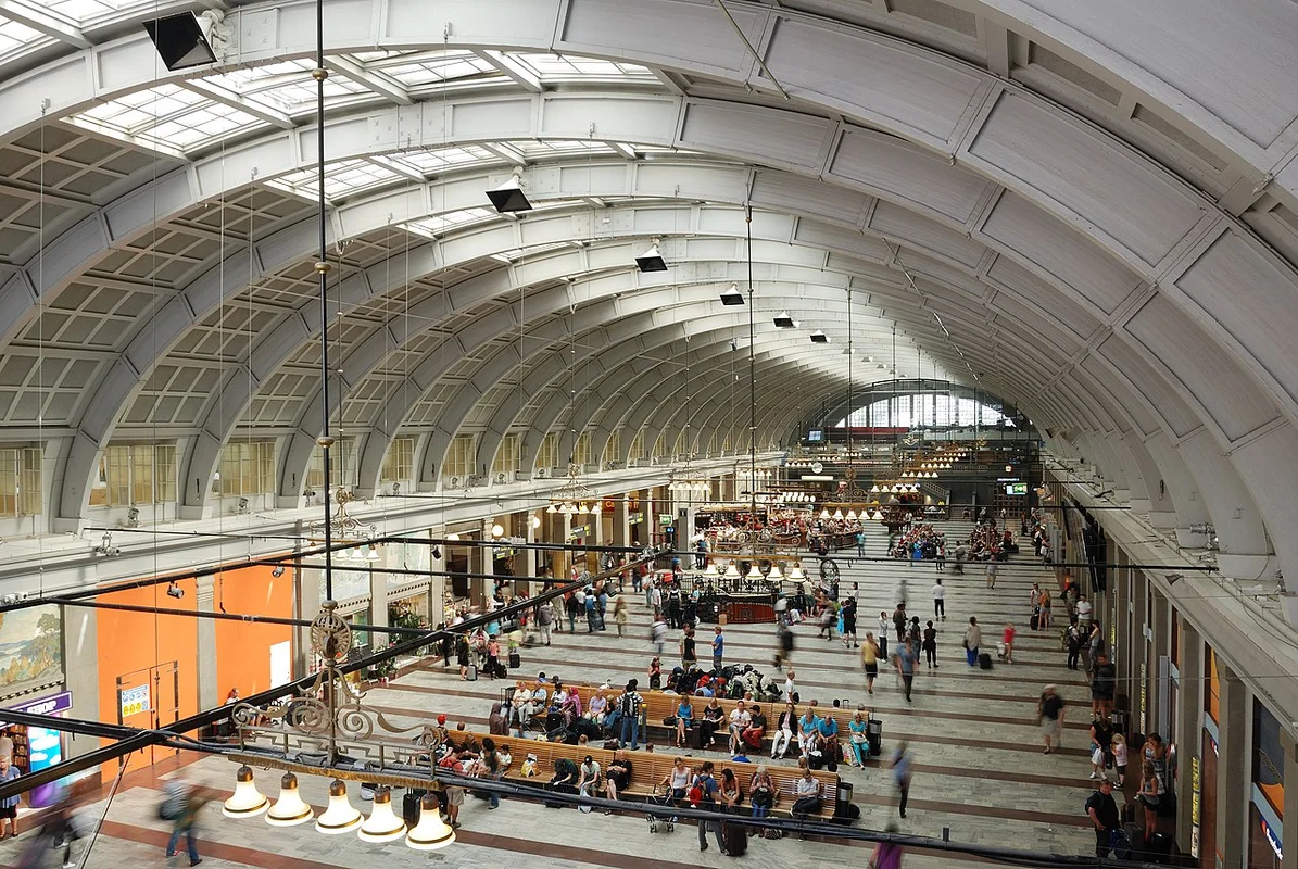 Гигантская булочка с корицей в кафе Saturnus в Стокгольме