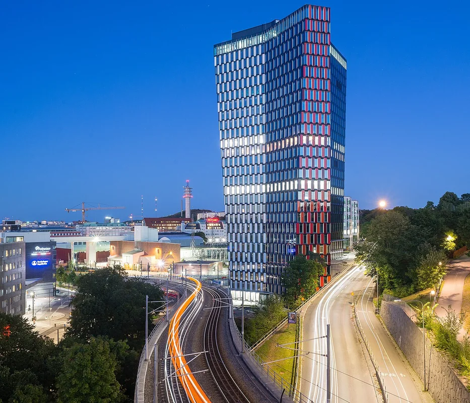 Шведская семла — сезонная булочка с миндальной пастой и сливками