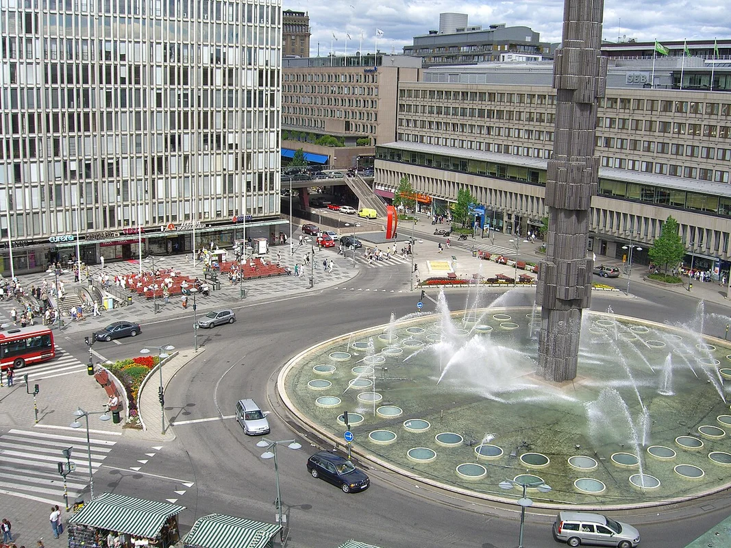 Сергельторг та Дроттнінггатан – основні торгові центри Стокхольма, де можна здійснити шоппінг т на покупки.