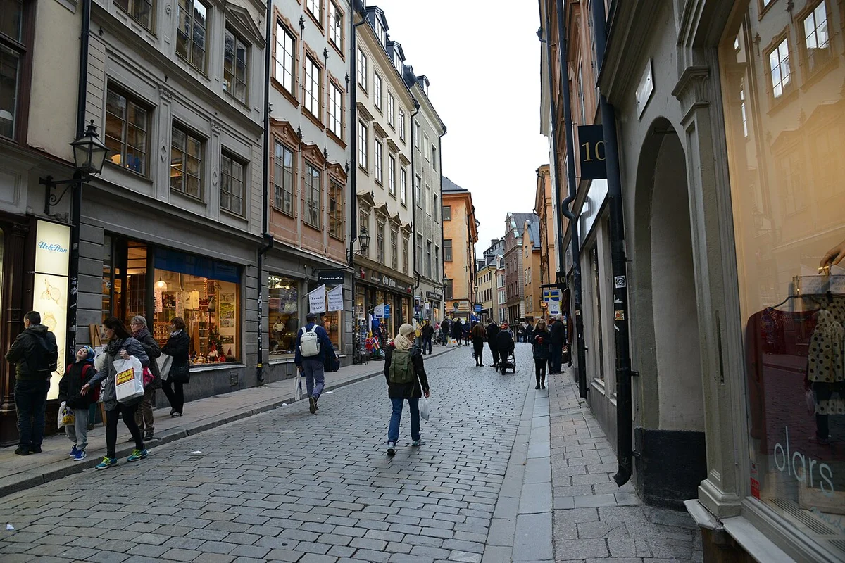 Станція Kungsträdgården – скульптури та червоно-зелений дизайн підземного простору