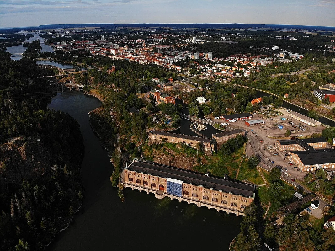 Спуск воды на водопаде Тролльхеттан во время Водопадных дней